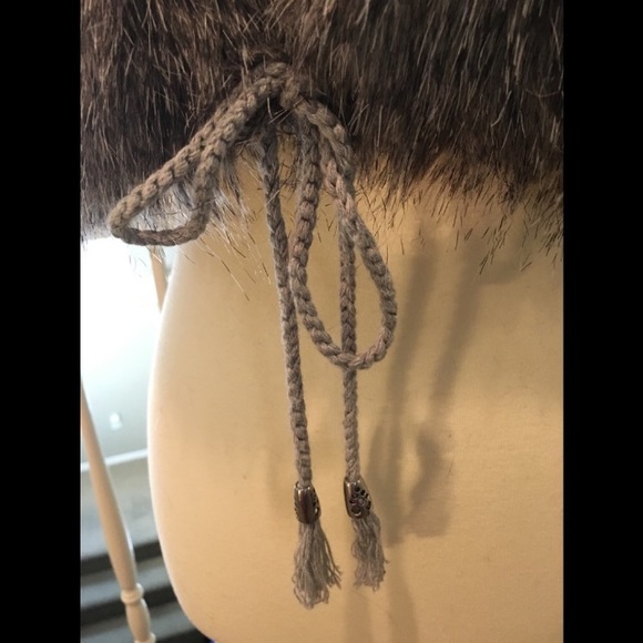 🙌🔥Allen Schwartz Gray Faux Fur & Crochet Vest S - Picture 5 of 6